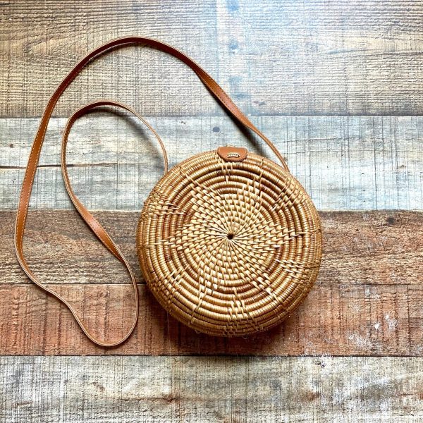 No Brand Round Rattan Shoulder Bag (LIKE NEW) For Sale